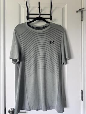 Under Armour Men's Gray Short Sleeve Athletic Shirt